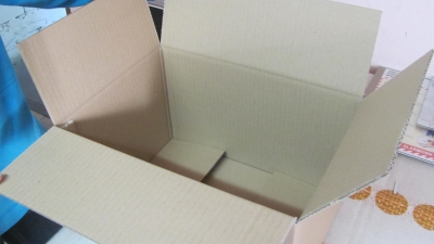 Opakowanie tekturowe klapowe, karton klejony bądź szyty, wykonany z tektury trójwarstwowej szarej