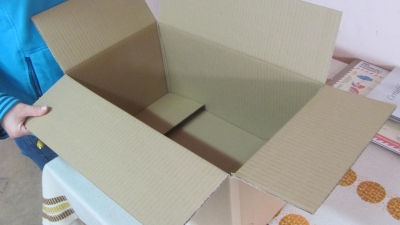 Karton klapowy, pudełko klejone bądź szyte, wykonane z tektury trójwarstwowej szarej