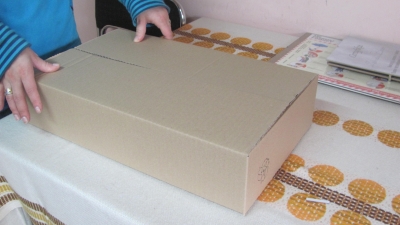 Pudełko, karton klapowy, klejony bądź szyty, wykonany z tektury trójwarstwowej szarej