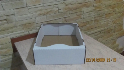Pudełko z tektury, karton na ciasto wykonany z tektury trójwarstwowej jednostronnie białej