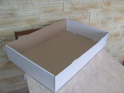 Karton na ciasto wykonany z tektury trójwarstwowej jednostronnie białej