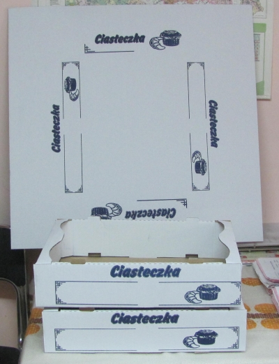 Wykrój składany wykonany z tektury trójwarstwowej jednostronnie białej