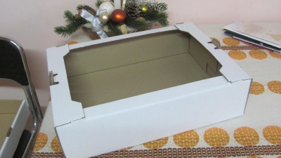 Karton na pączki, bułeczki bądź ciasto, wykonany z tektury trójwarstwowej jednostronnie białej