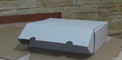 Pudełko, karton składany z wieczkiem wykonany z tektury trójwarstwowej- mikrofali jednostronnie białej