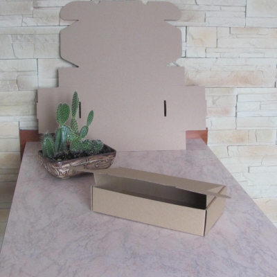 Wykrój składany wykonany z tektury trójwarstwowej- mikrofali dwustronnie szarej, jednostronnie lub dwustronnie białej